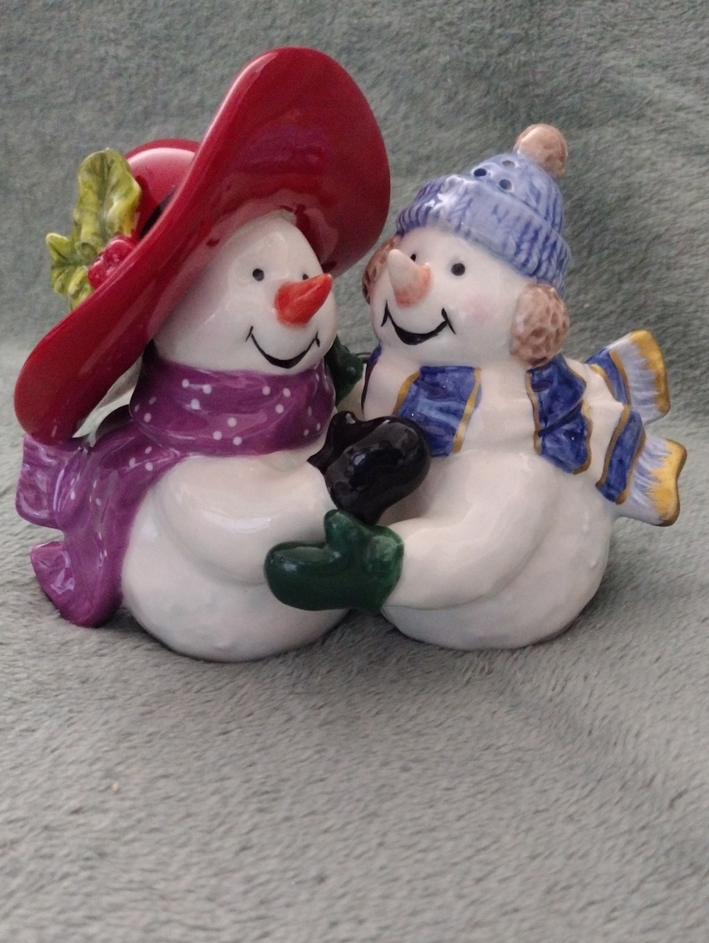 Festive Pair of Ceramic Salt & Pepper Shaker Set